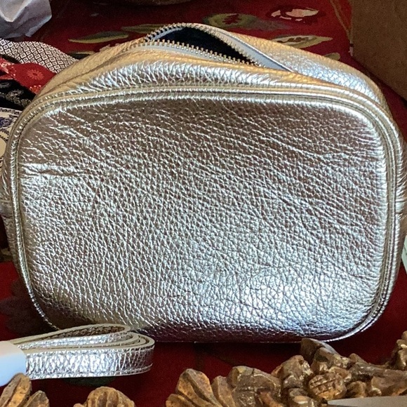 APATCHY LONDON NEW W/OUT TAG TASSEL GOLD LEATHER BAG 6” tall x 7” wide 2 STRAPS - Picture 3 of 9